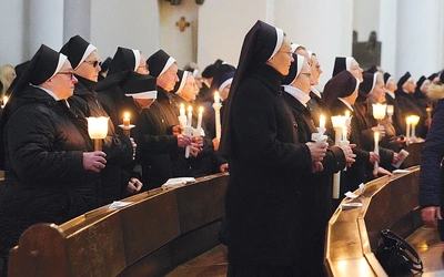 	Zgromadzone w świątyni  osoby konsekrowane odnowiły wobec biskupa akt konsekracji.