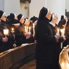 	Zgromadzone w świątyni  osoby konsekrowane odnowiły wobec biskupa akt konsekracji.