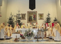 	Przy ołtarzu stanęli m.in. kapłani związani z parafią. 