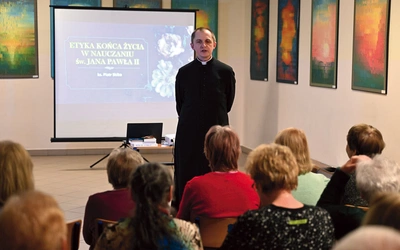 	Ks. dr Piotr Skiba podczas wykładu.