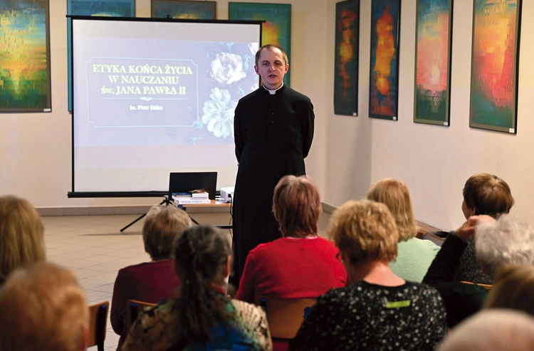 	Ks. dr Piotr Skiba podczas wykładu.