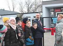 	Po Mszy św. nastąpiło przecięcie wstęgi i poświęcenie nowego budynku szkoły. 