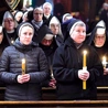 Po homilii osoby życia konsekrowanego odnowiły śluby i przyrzeczenia.