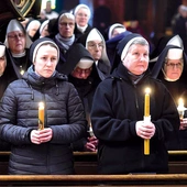 Po homilii osoby życia konsekrowanego odnowiły śluby i przyrzeczenia.
