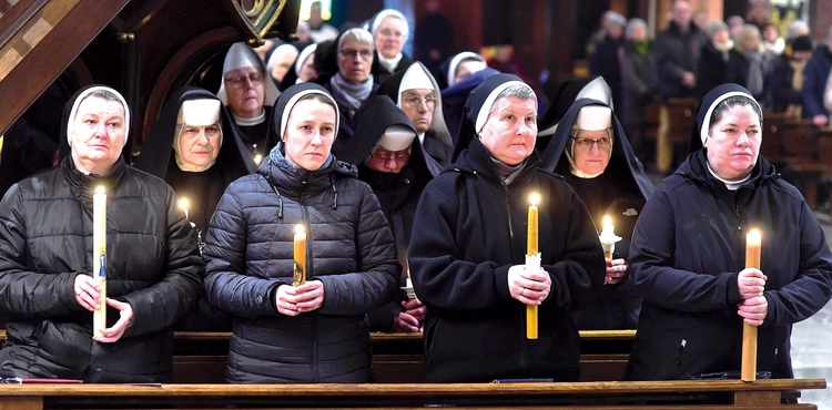 Po homilii osoby życia konsekrowanego odnowiły śluby i przyrzeczenia.