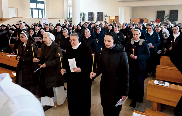 Sprawowaną w kościele jubileuszowym Mszę św. rozpoczęła procesja ze świecami.