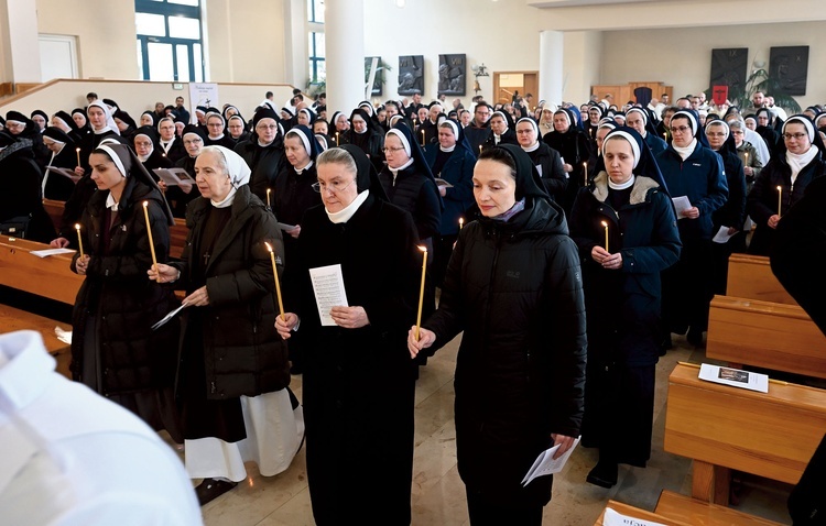 Sprawowaną w kościele jubileuszowym Mszę św. rozpoczęła procesja ze świecami.