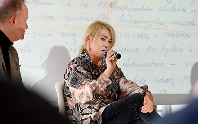 Eleonora Szafran. W tle fragment wspomnień spisanych przez jej tatę.