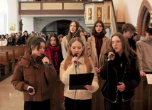 Śpiew poprowadziła młodzież z chóru kozielskiego liceum.