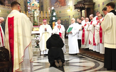 Na początku drogi pustelniczej s. Marta złożyła śluby miłości, czystości, posłuszeństwa i ubóstwa.