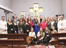 W kaplicy seminaryjnej z księżmi Adrianem Jakubiakiem, duszpasterzem akademickim, i Mariuszem Chamerskim, diecezjalnym duszpasterzem młodzieży.