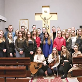 W kaplicy seminaryjnej z księżmi Adrianem Jakubiakiem, duszpasterzem akademickim, i Mariuszem Chamerskim, diecezjalnym duszpasterzem młodzieży.