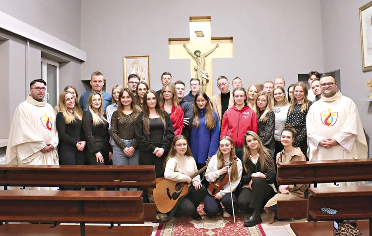 W kaplicy seminaryjnej z księżmi Adrianem Jakubiakiem, duszpasterzem akademickim, i Mariuszem Chamerskim, diecezjalnym duszpasterzem młodzieży.