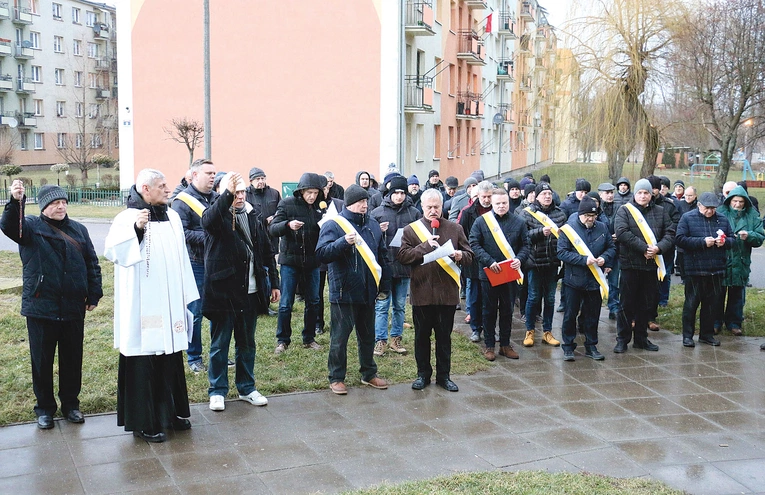 Modlitwę różańcową mężczyźni odmówili na osiedlu przy ul. Pawiej.