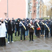 Modlitwę różańcową mężczyźni odmówili na osiedlu przy ul. Pawiej.