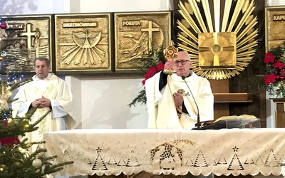 Mszę św. sprawowali ks. Tomasz Janicki (z prawej) i ks. Stanisław Nowak.