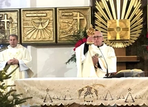 Mszę św. sprawowali ks. Tomasz Janicki (z prawej) i ks. Stanisław Nowak.