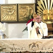 Mszę św. sprawowali ks. Tomasz Janicki (z prawej) i ks. Stanisław Nowak.