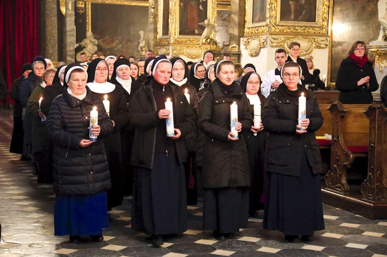 Obecnie w diecezji posługuje 80 ojców, 290 sióstr zakonnych, 9 dziewic oraz 2 wdowy konsekrowane.