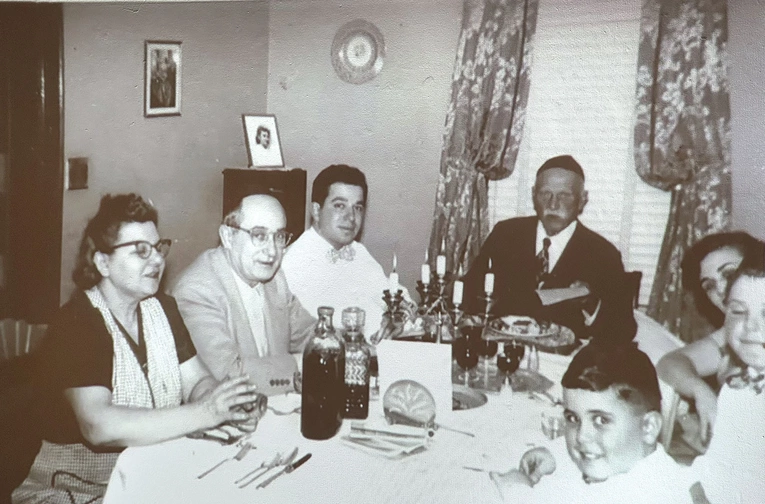 Rodzina żydowska przy stole w przedwojennym Rozwadowie.