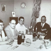 Rodzina żydowska przy stole w przedwojennym Rozwadowie.