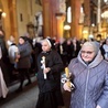 Na początku Eucharystii wierni przeszli w procesji ze świecami.