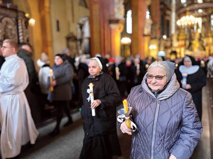 Na początku Eucharystii wierni przeszli w procesji ze świecami.