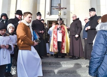 Procesja z krzyżem  do kościoła stacyjnego.