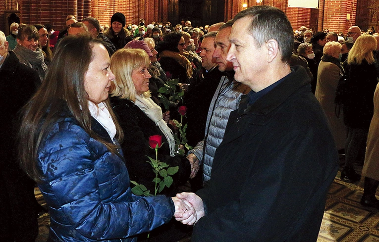 Odnowienie przyrzeczeń małżeńskich to piękny i wzruszający moment.