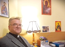 Ks. Edward uczestniczy w spotkaniach na równi z innymi osobami z depresją.