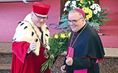 Gość specjalny abp Antonio Gudio Filipazzi (z prawej) razem z rektorem PWT ks. prof. Sławomirem Stasiakiem.