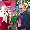 Gość specjalny abp Antonio Gudio Filipazzi (z prawej) razem z rektorem PWT ks. prof. Sławomirem Stasiakiem.