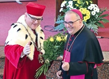 Gość specjalny abp Antonio Gudio Filipazzi (z prawej) razem z rektorem PWT ks. prof. Sławomirem Stasiakiem.