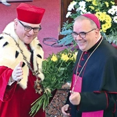 Gość specjalny abp Antonio Gudio Filipazzi (z prawej) razem z rektorem PWT ks. prof. Sławomirem Stasiakiem.