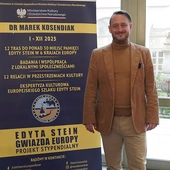 Stypendysta podczas prezentacji projektu w dawnym Konwikcie św. Józefa.