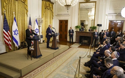 Benjamin Netanyahu (L) i  Donald J. Trump podczas konferencji prasowej