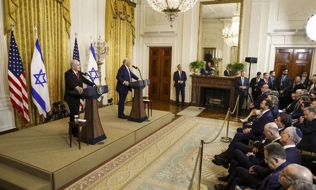 Benjamin Netanyahu (L) i  Donald J. Trump podczas konferencji prasowej
