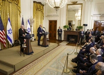 Benjamin Netanyahu (L) i  Donald J. Trump podczas konferencji prasowej