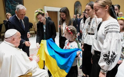 Osierocone dziewczęta z Ukrainy podarowały papieżowi lalkę z odłamkiem bomby