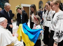 Osierocone dziewczęta z Ukrainy podarowały papieżowi lalkę z odłamkiem bomby