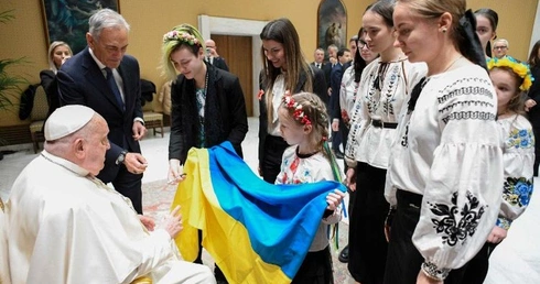 Osierocone dziewczęta z Ukrainy podarowały papieżowi lalkę z odłamkiem bomby