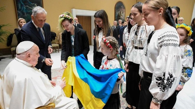 Osierocone dziewczęta z Ukrainy podarowały Papieżowi lalkę z odłamkiem bomby
