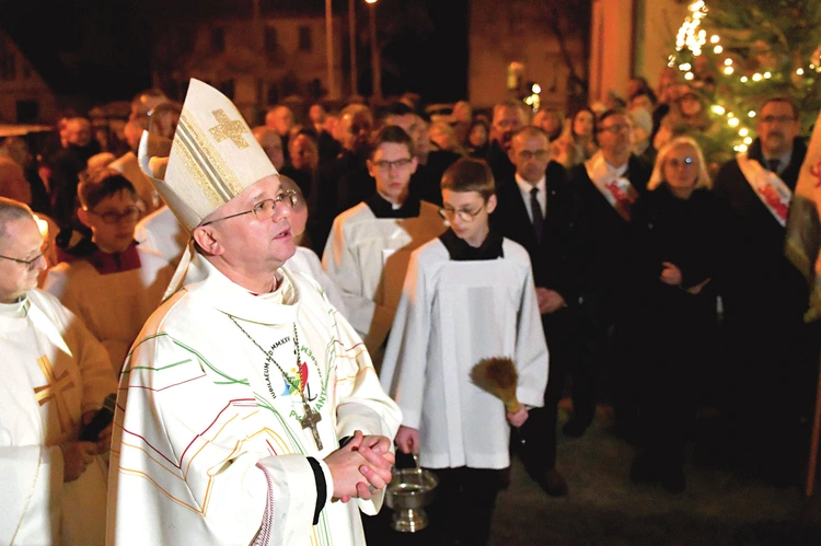Po Mszy św. bp Tadeusz Lityński poświęcił pamiątkową tablicę na ścianie kościoła upamiętniającą działające tu duszpasterstwo akademickie.