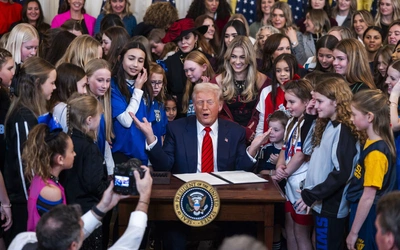Donald Trump podpisujący rozporządzenie