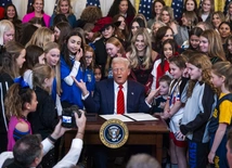 Donald Trump podpisujący rozporządzenie