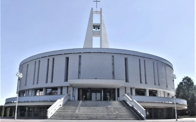 Modlitwa przed figurą św. Michała Archanioła