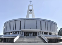 Modlitwa przed figurą św. Michała Archanioła