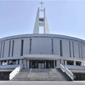 Modlitwa przed figurą św. Michała Archanioła