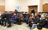 Parafianie z Chomranic słuchają wykładów abp. Fultona Sheena