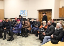 Parafianie z Chomranic słuchają wykładów abp. Fultona Sheena